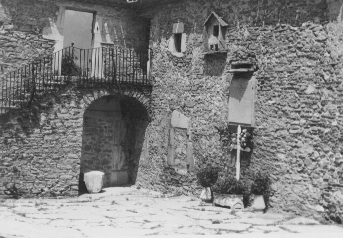 69. Brigade de La Chapelle-en-Vercors.Nature de la commémoration : stèle. Lieu : La Chapelle. Nombre de victimes, fusillées : 16. Circonstances : fusillés par les Allemands (mur des fusillés).