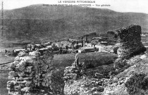 Vue générale du village des vestiges du château.