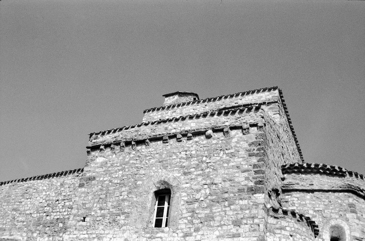 Montclar-sur-Gervanne.- La façade sud de l'église Saint-Marcel.