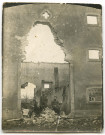 Trois soldats dans un bâtiment en ruine.