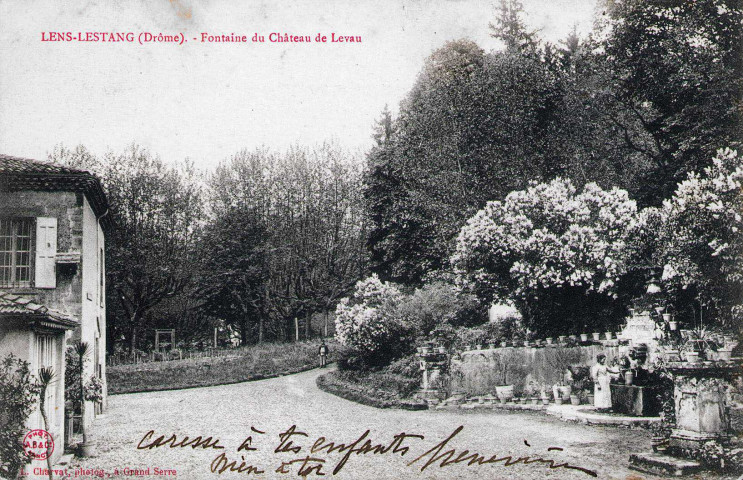 La fontaine du château de Levaux.