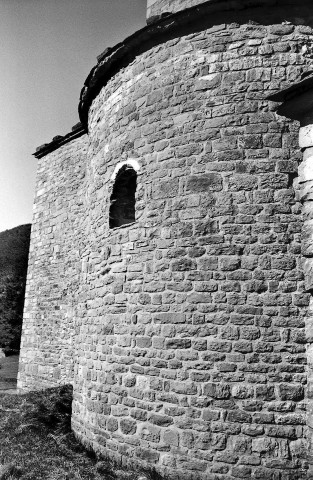 Comps. - L'abside de l'église Saint-Pierre-et-Paul.