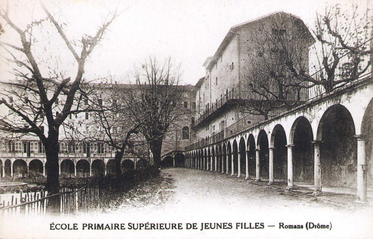 L'école supérieure de Jeunes Filles, l'actuel musée de la Chaussure.