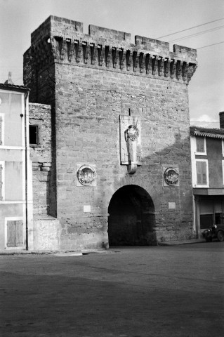 Chabeuil.- La porte du village.