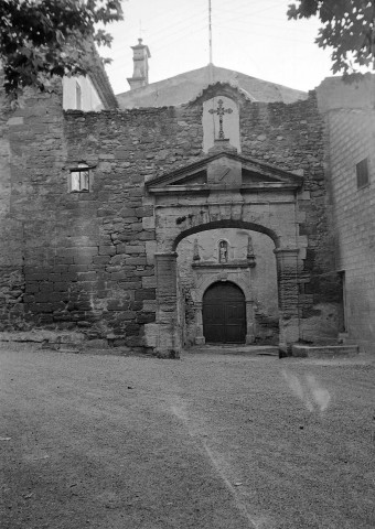 Bouchet.- Le porche de l'abbaye de religieuses cisterciennes.