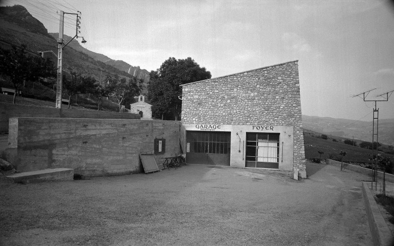 Pennes-le-Sec. - Bâtiment communal et le temple.