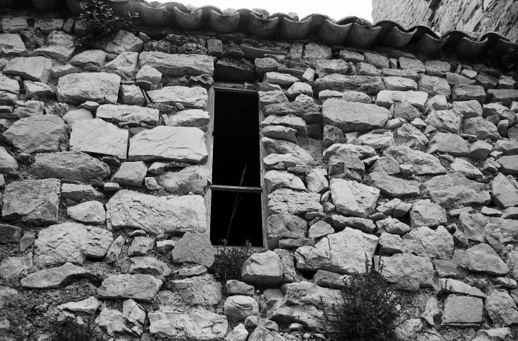 Rochebrune. - Fenêtre de la façade sud de l'église Saint-Michel.