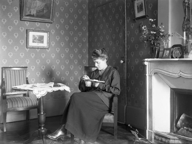 Charols, château de Salettes. - Marthe de Courtois brodant dans le salon.