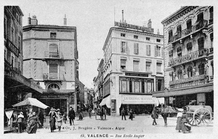 Les commerces de la place de la République.