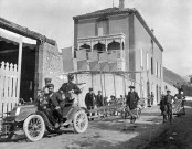 Die. - Transport du planeur de Marcel Leyat tiré par une voiture Renault vers le site de Molière, le 4 juin 1909.