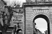 Montélimar.- Publicité sur la porte Saint-Martin.