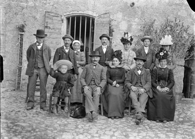 Buis-les-Baronnies.- Groupe de personnages.