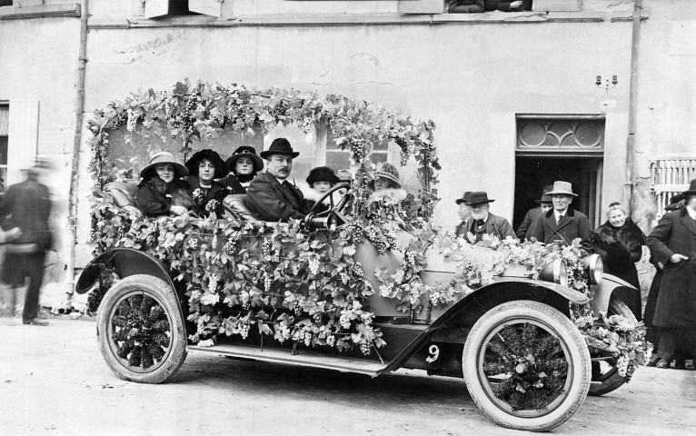 Fête des Bouviers. - Char décoré.