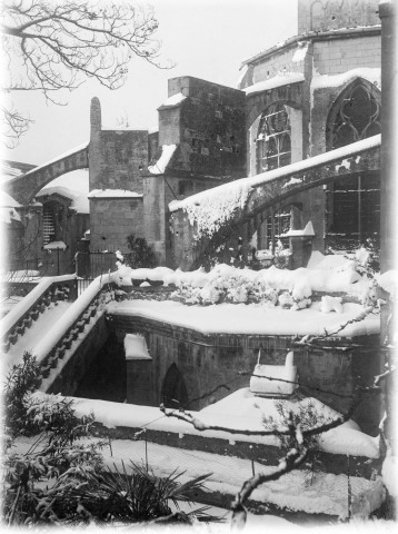 Arles (Bouches-du-Rhône), maison de Courtois, 4 rue du Cloître. - Le jardin de la maison sous la neige avec vue sur l'abside de la cathédrale Saint-Trophime.