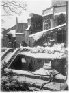 Arles (Bouches-du-Rhône), maison de Courtois, 4 rue du Cloître. - Le jardin de la maison sous la neige avec vue sur l'abside de la cathédrale Saint-Trophime.