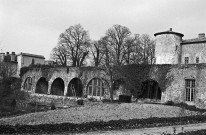 Saint-Vallier. - L'orangerie du château et la tour sud-ouest.