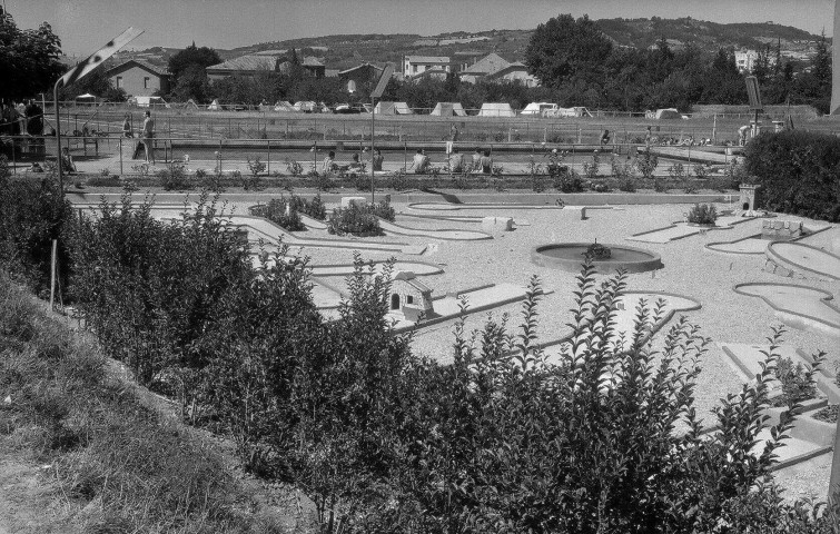 Nyons. - Le mini golf, la piscine et le camping.