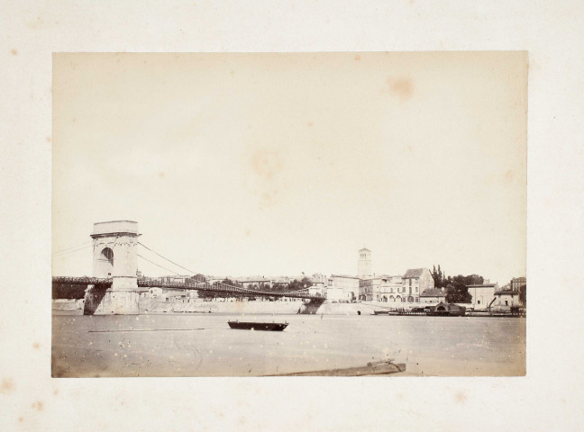 Valence.- Vue de la ville et du pont suspendu sur le Rhône.