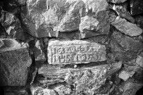Bellecombe-Tarendol.- Inscription sur le socle d'une croix de chemin à l'est du village.