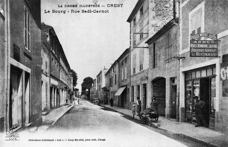 Crest.- Rue Sadi Carnot, quartier du Bourg.