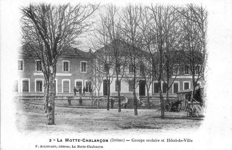La mairie et le groupe scolaire.