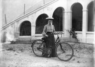 Charols, château de Salettes. - Aimée Champin tenant sa bicyclette.