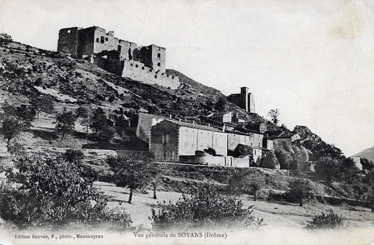 Soyans.- Vue générale du village et du château.