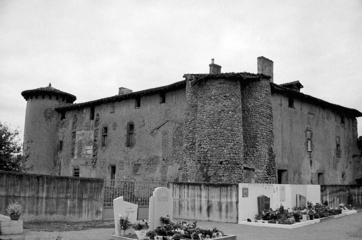 Manthes. - Façades nord et est des bâtiments de l'ancien prieuré.