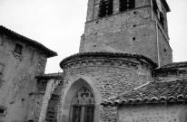 Manthes. - Le chevet de l'église Saint-Pierre-Saint-Paul.