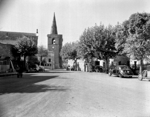 Grâne. - Place du village et le beffroi.