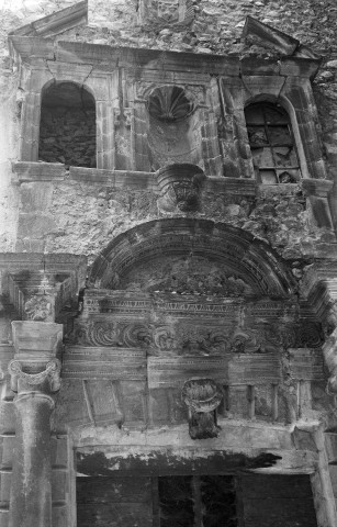 Buis-les-Baronnies. - Détail du portail de l'ancien couvent des ursulines.