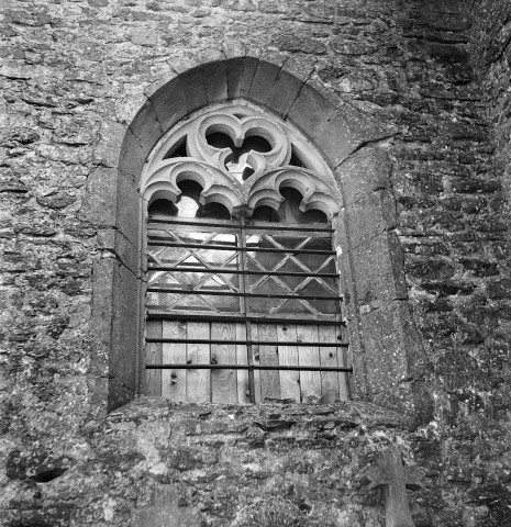 Bathernay. - Fenêtre de l'église Saint-Étienne.