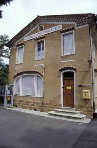 Piégon.- La mairie, l'ancienne école communale.