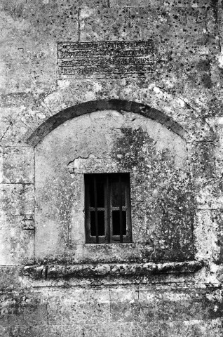 Saint-Restitut.- Ouverture de la façade ouest de la chapelle du Saint-Sépulcre.