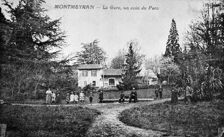 La gare vue du parc.