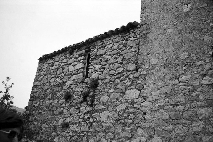 Rochebrune. - Fenêtre de la façade sud de l'église Saint-Michel.