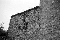 Rochebrune. - Fenêtre de la façade sud de l'église Saint-Michel.