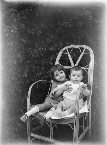 Charols, château de Salettes. - Marie-Thérèse Champin et Jacques Champin, assis ensemble dans un fauteuil de jardin.
