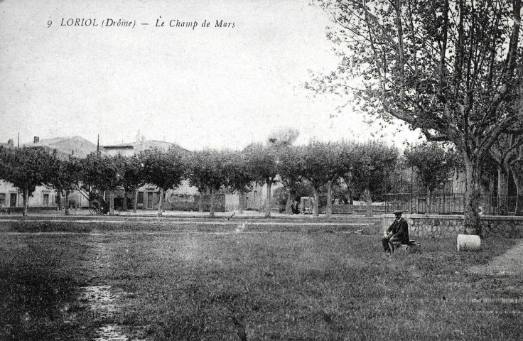 Loriol-sur-Drôme.- Place du Champ de Mars.