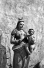 Saint-Barthélémy-de-Vals. - Vierge à l'enfant en bois polychrome se trouvant dans une chapelle privée au hameau de la Villeneuve.