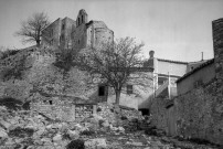 Roussas.- Le château et sa chapelle.