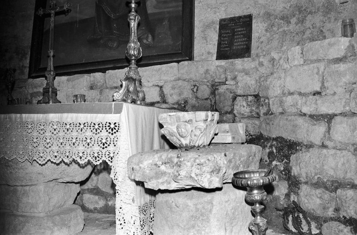 Chastel-Arnaud.- Pierres sculptées scellées à côté du chœur de l'église Saint-André.