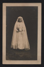 Carte postale d'une jeune fille en habit de communion.