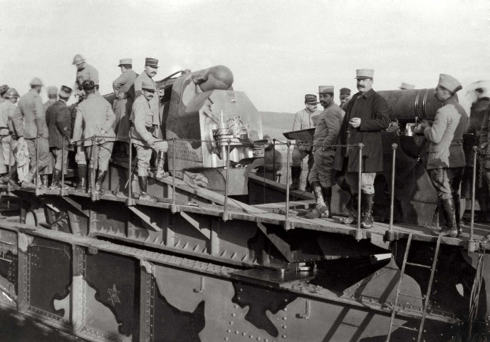 Douaumont. - Obusier de 400 mm sur rail.