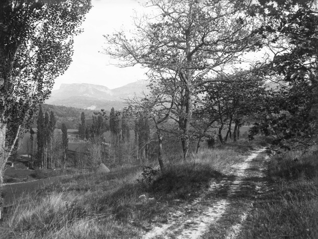 Salettes. - Vue vers Eyzahut depuis le chemin du Colombier.