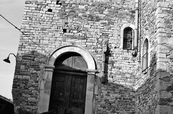 Francillon-sur-Roubion.- Le porche de la façade sud de l'église Saint-Pierre-aux-Liens.