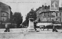 La statue en bronze de Désiré Bancel devant la gare.