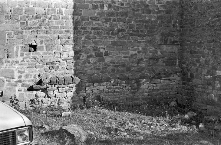 Comps. - Le mur ouest du transept nord de l'église Saint-Pierre-et-Paul.