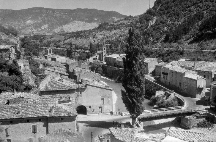 Pontaix.- Vue aérienne du village et du pont sur la Drôme