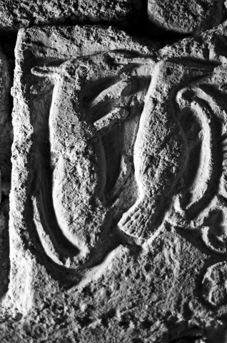 Cléon-d'Andran.- L'église Saint-Sauveur : pierre sculptée découverte après piquage des enduits.